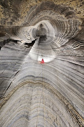 Colonel cave (Mont Sodome, Israël) - Puits d'entrée de 75 m (spéléo à une quinzaine de mlètres du fond)(SP-23-0804)