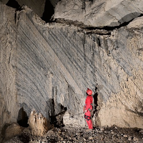 Colonel cave (Mont Sodome, Israël) - Stries des couches de sel bien visibles sur une paroi (SP-23-0816)