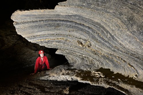 Colonel cave (Mont Sodome, Israël) - Galerie aves un petit pli couches de sel (SP-23-0822)