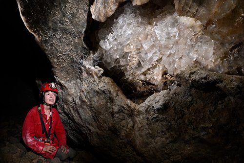 Salt cave (Mont Sodome, Israël) - Spéléo devant un ensemble de cristaux de sel dans une petite alcôve(SP-23-0836)