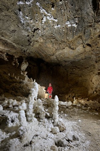Malham cave (Mont Sodome, Israël) - Grande galerie avec des stalagmites de sel au sol.(SP-23-0885)