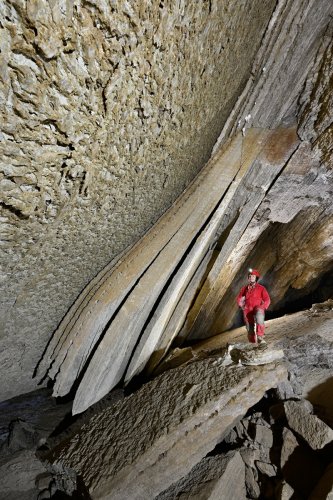 Malham cave (Mont Sodome, Israël) - Boudinage d'une couche de dolomie au milieu                               du sel (formation de "boudins" par tronçonnage d'une couche rigide au milieu de couches plastiques .(SP-23-0897)