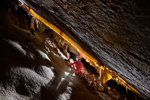 Grotte de la Devèze (Hérault) - Grande draperie oblique suivant le plafond d'une salle.
(SP-23-0905)