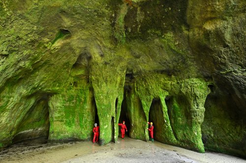 Gruta da Judéia (Amazonas, Brésil) - 
 Trois personnages entre les piliers moussus de l'entrée de la grotte (SP-23-0972)