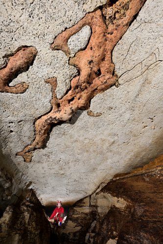 Caverna Paraiso (Para, Brésil) - Plafond de galerie  avec une veine de silice (verticale)(SP-23-1099)