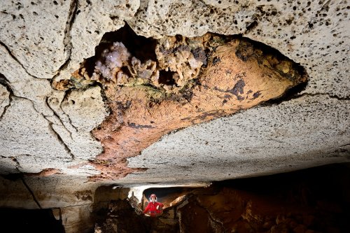 Caverna Paraiso (Para, Brésil) - Plafond de galerie  avec une veine de silice (horizontale)(SP-23-1105)