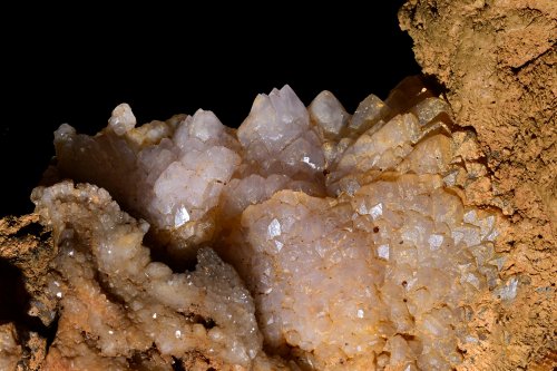 Caverna Paraiso (Para, Brésil) - Cristaux d'améthyste dans une veine de silice(SP-23-1107)