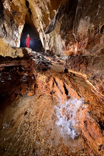 Caverna das Maos (Para, Brésil) - Galerie   avec petite rivière et cascatelle en premier plan(SP-23-1135)