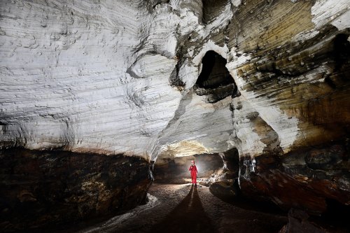 Caverna do Lucas (Para, Brésil) - Galerie avec strates superposées noires et blanches(SP-23-1174)