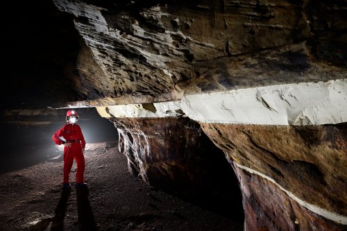 Caverna do Lucas (Para, Brésil) - Strate de roche blanche sur une paroi noire(SP-23-1196)