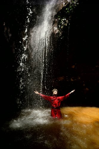 Caverna das Maos (Para, Brésil) - Spéléo sous une cascade au soleil  près de l'entrée de la grotte. (SP-23-1243)