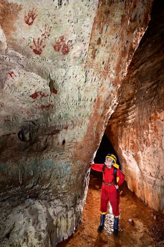 Caverna das Maos (Para, Brésil) - Spéléo 
 regardant des peintures rupestres (mains) sur les parois à l'entrée de la cavité (SP-23-1265.jpg)