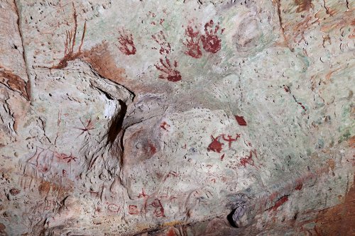 Caverna das Maos (Para, Brésil) - Peintures rupestres de mains sur une  paroi (SP-23-1268)
