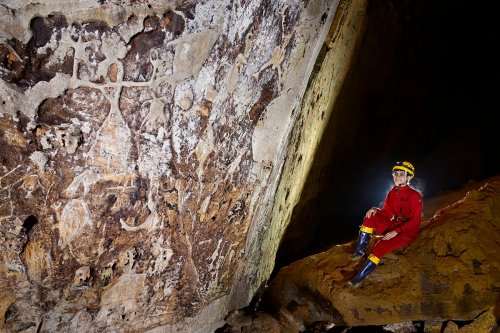 Caverna das Maos (Para, Brésil) - Spéléo 
  regardant un panneau de gravures préhistoriques (SP-23-1277)