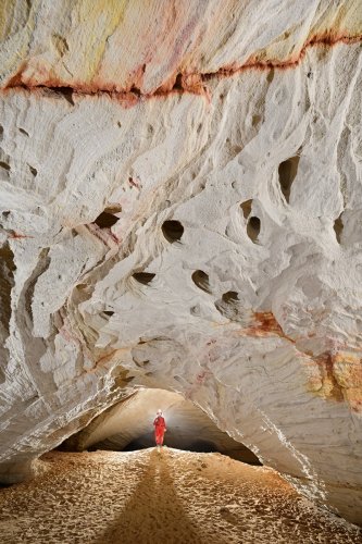 Caverna do Bras (Para, Brésil) - Galerie de grès clair avec trainée rouge et trous dans le plafond(SP-23-1294)