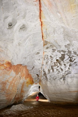 Caverna do Bras (Para, Brésil) - Galerie  de grès clair avec ligne rouge (fracture) au plafond(SP-23-1300)