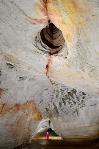 Caverna do Bras (Para, Brésil) - Galerie  de grès clair avec ligne rouge et cloche au plafond(SP-23-1303)