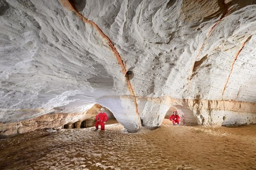 Caverna do Bras (Para, Brésil) - Galerie de grès clair avec deux spéléos débouchant de galeries adjacentes    (SP-23-1311)