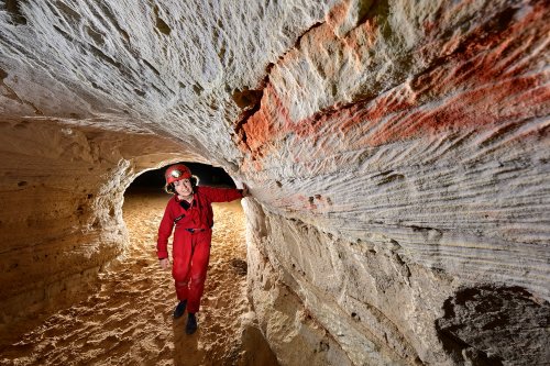 Caverna do Bras (Para, Brésil) - Spéléo devant une paroi de grès colorée avec stries(SP-23-1317)