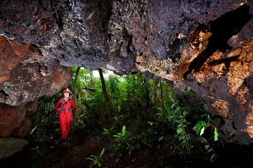 Onça cave (Carajas, Para, Brésil) - Entrée d'une cavité dans la latérite (SP-23-1346)