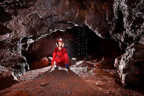 Onça cave (Carajas, Para, Brésil) - Spéléo 
 dans une galerie d'une cavité dans la latérite  (gouttes d'eau tombant du plafond)(SP-23-1359)