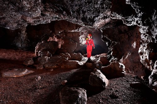 Onça cave (Carajas, Para, Brésil) - Spéléo 
 dans une galerie d'une cavité dans la latérite  (SP-23-1366.)