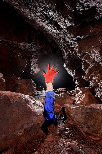 Onça cave (Carajas, Para, Brésil) - Main au milieu d'une galerie d'une cavité dans la latérite (SP-23-1375)