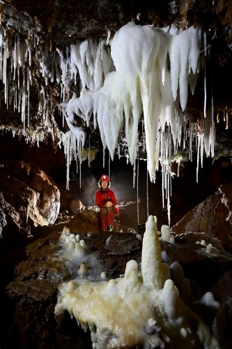 Grotte du Charbon (Hérault) -  Passage concrétionné avec massif de stalactites et stalagmites(SP-23-1455)