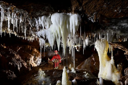 Grotte du Charbon (Hérault) -  Passage concrétionné avec massif de stalactites et stalagmites(SP-23-1458)