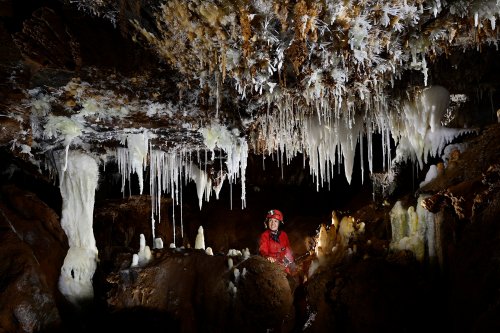 Grotte du Charbon (Hérault) -  Passage concrétionné avec bouquets d'aragonite, stalactites et pilier(SP-23-1463)