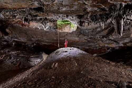 Cuzoul de Senaillac Lauzes (Lot) - Salle du vélodrome - Vue du haut de l'éboulis éclairé par la lumière du jour(SP-23-1571)