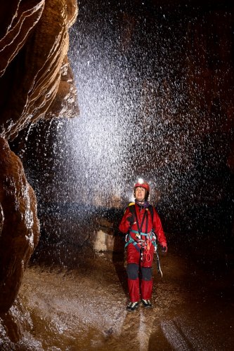 Grotte de l'Olivier (Lot) - Spéléo à côté cascatelle rebondissant sur des concrétions(SP-23-1800)