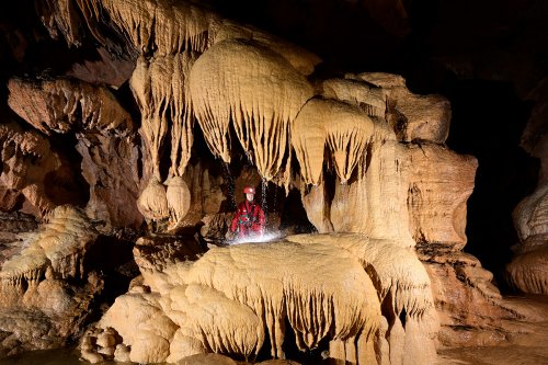 Grotte de l'Olivier (Lot) - Spéléo dans une alcôve au milieu de grandes coulées de calcite avec eau(SP-23-1804)