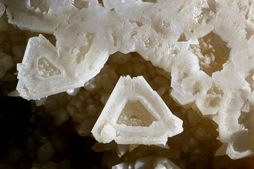 Grotte de l'Aguzou (Aude) - Triangle creux de calcite(SP-24-0742)