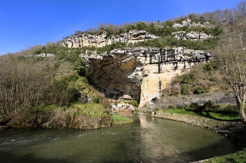 Grotte du Mas d'Azil (Ariège) - Entrée Sud de la grotte avec la rivière Arize la traversant (SP-24-0771)