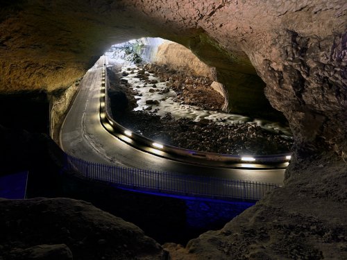 Grotte du Mas d'Azil (Ariège) - Vue sur la route et la rivière à partir du blevédère(SP-24-0790)