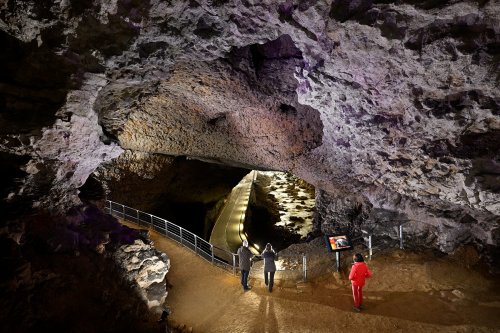 Grotte du Mas d'Azil (Ariège) - Belvédère sur la route et la rivière avec panneau explicatif(SP-24-0795)
