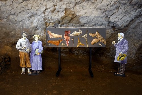Grotte du Mas d'Azil (Ariège) - Panneau explicatif dans la Salle des Conférences (SP-24-0801)