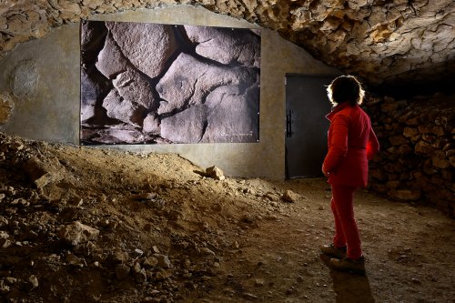 Grotte du Mas d'Azil (Ariège) - Touriste devant photo du Masque (SP-24-0808)