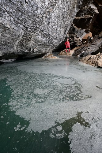 Grotte de Kapta Rhana (Turkménistan) -  Lac recouvert de calcite flottante.(SP-24-0943)
