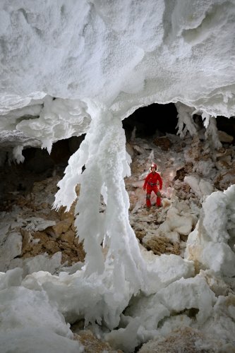  Grotte de Geophysicheskaya (Turkménistan) - Galerie blanche : pilier de gypse avec personnage en fond.(SP-24-0971)