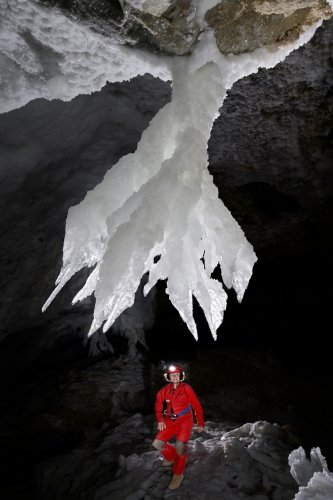 Grotte de Geophysicheskaya (Turkménistan) - Galerie blanche : chandelier de  gypse au plafond avec personnage en dessous(SP-24-0993)