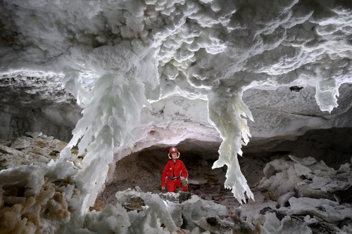 Grotte de Geophysicheskaya (Turkménistan) - Galerie blanche : chandeliers de  gypse avec personnage agenouillé en fond.(SP-24-0995)