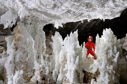 Grotte de Geophysicheskaya (Turkménistan) - Galerie blanche : personnage derrière une barrière de stalagmites de  gypse.(SP-24-1001)