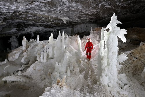 Grotte de Geophysicheskaya (Turkménistan) - Galerie blanche: personnage au milieu d'un ensemble de stalagmites de gypse.(SP-24-1004)