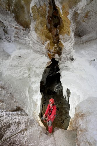 Grotte de Geophysicheskaya (Turkménistan) - Salle rose : spéléo remontant un ressaut dans le gypse.(SP-24-1026)