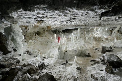 Grotte de Geophysicheskaya (Turkménistan) - Salle blanche : vue d'ensemble de la salle avec personnage en fond. (SP-24-1033)