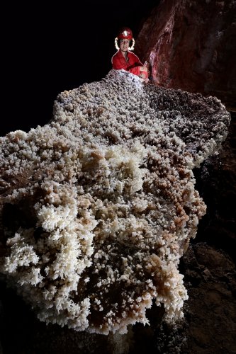 Grotte de Geophysicheskaya (Turkménistan) - Galerie rouge : rocher plat recouvert de petits bouquets d'aragonite.(SP-24-1064)