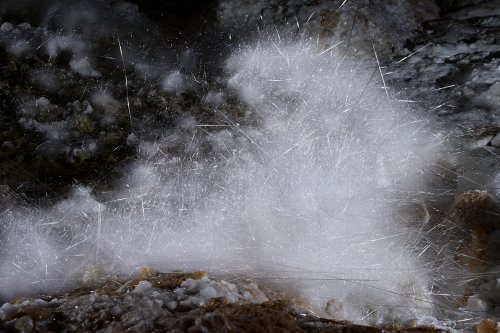 Grotte de Geophysicheskaya (Turkménistan) -  Détail d'amas d'aiguilles de gypse au sol.(SP-24-1082)