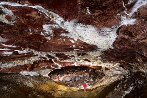 Grotte de Geophysicheskaya (Turkménistan) - Galerie rouge avec plafond rouge et blanc (deux personnages). (SP-24-1097)